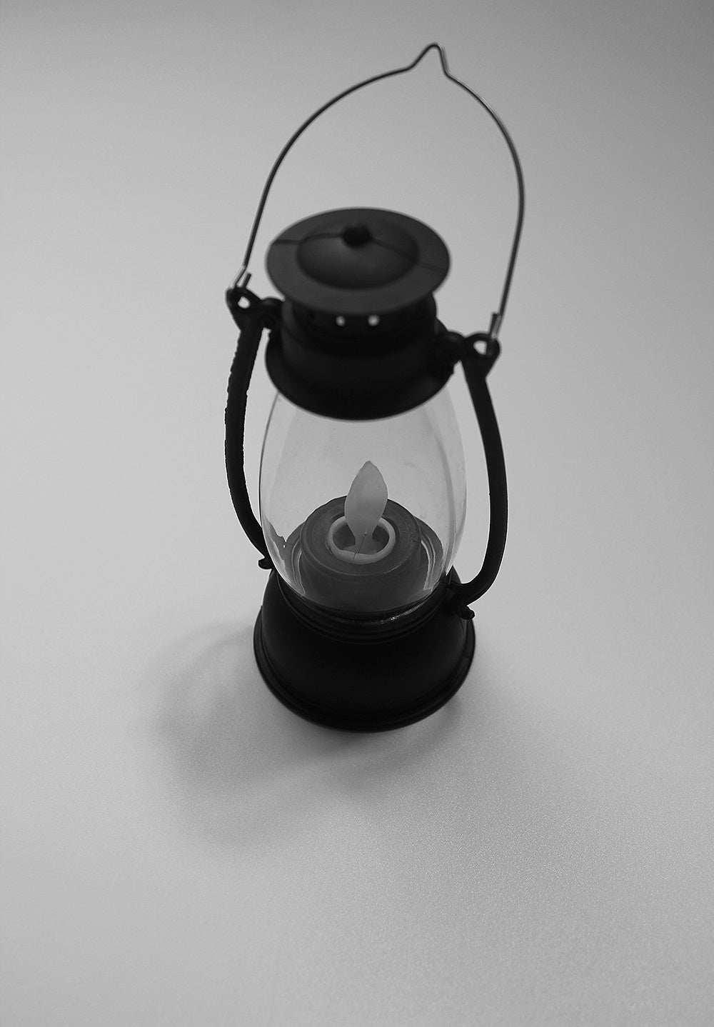 Retro Lantern Candlelight – Timeless Ambiance for Night Decor