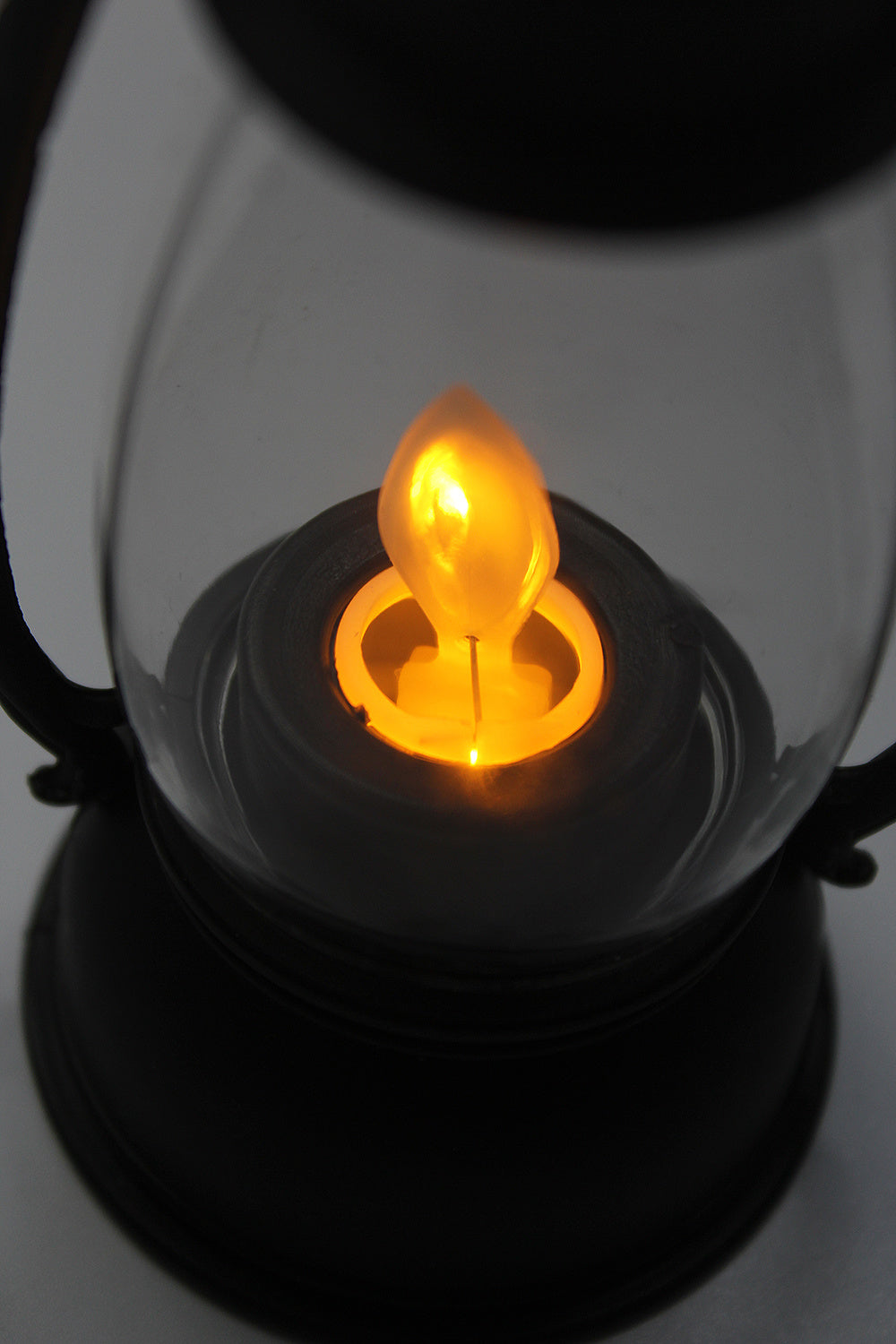 Retro Lantern Candlelight – Timeless Ambiance for Night Decor
